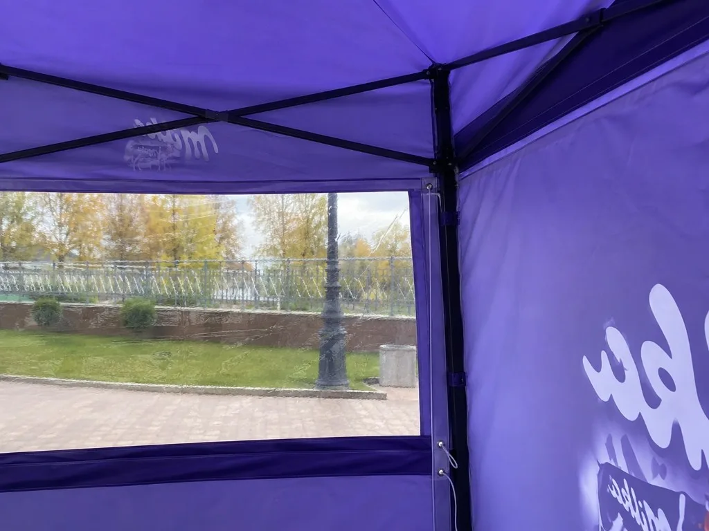 Деталь интерьера: прозрачная ПВХ-вставка и крепления